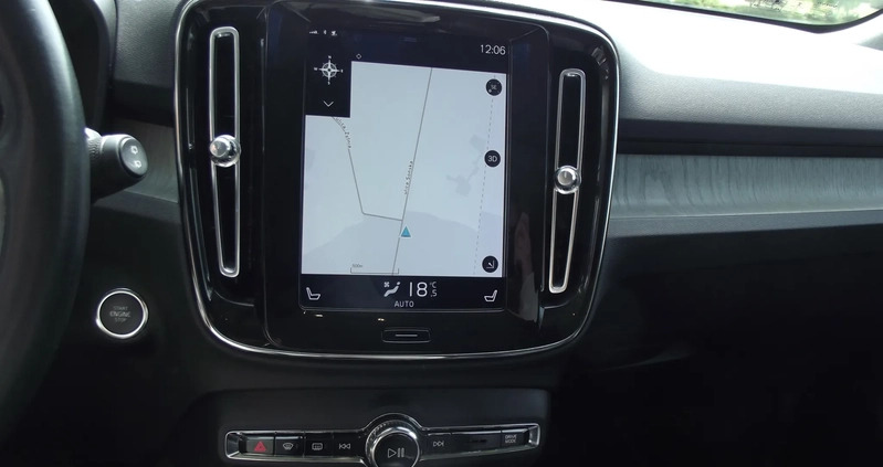 Volvo XC 40 cena 87900 przebieg: 148200, rok produkcji 2018 z Ciechanów małe 254